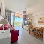 With Ocean View, Americas شقة